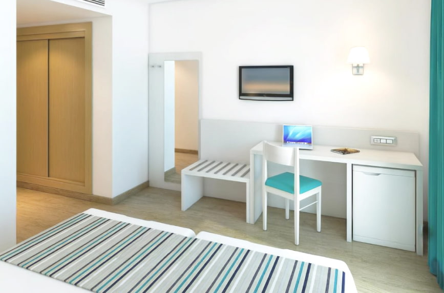 Habitación Hotel Playas de Paguera Detalle de la zona de escritorio, con espejo de cuerpo entero y minibar