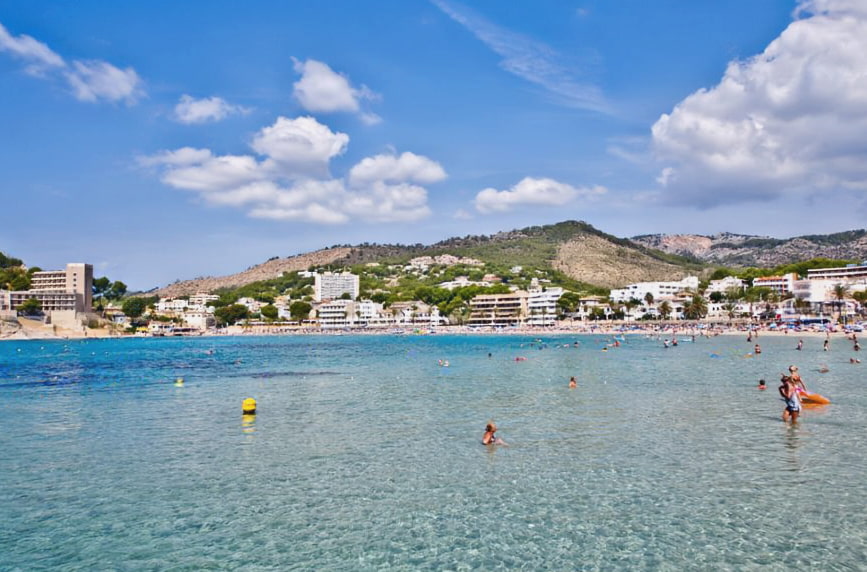 Playa de Paguera Vista general de una de las Playas de Paguera, con aguas tranquilas y cristalinas