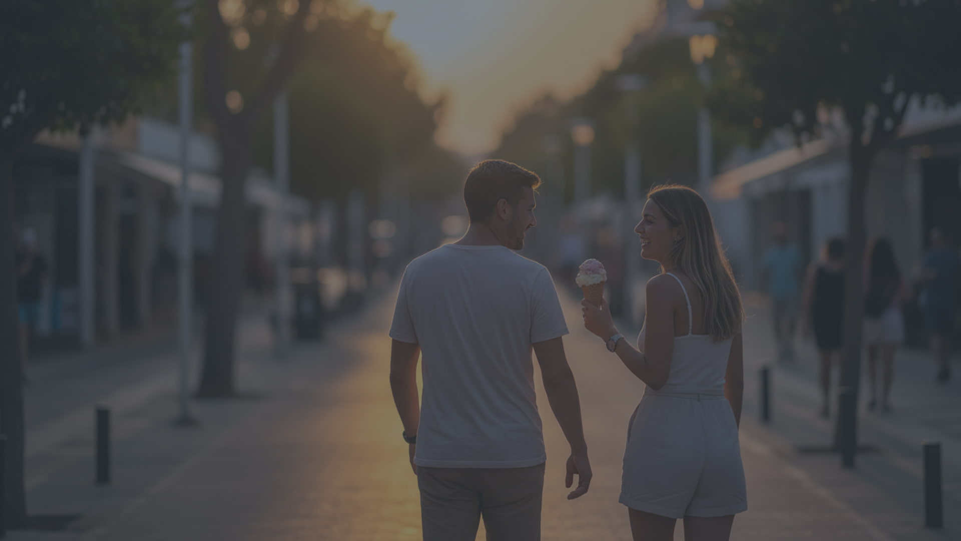 Pareja paseando por el bulevar de Paguera