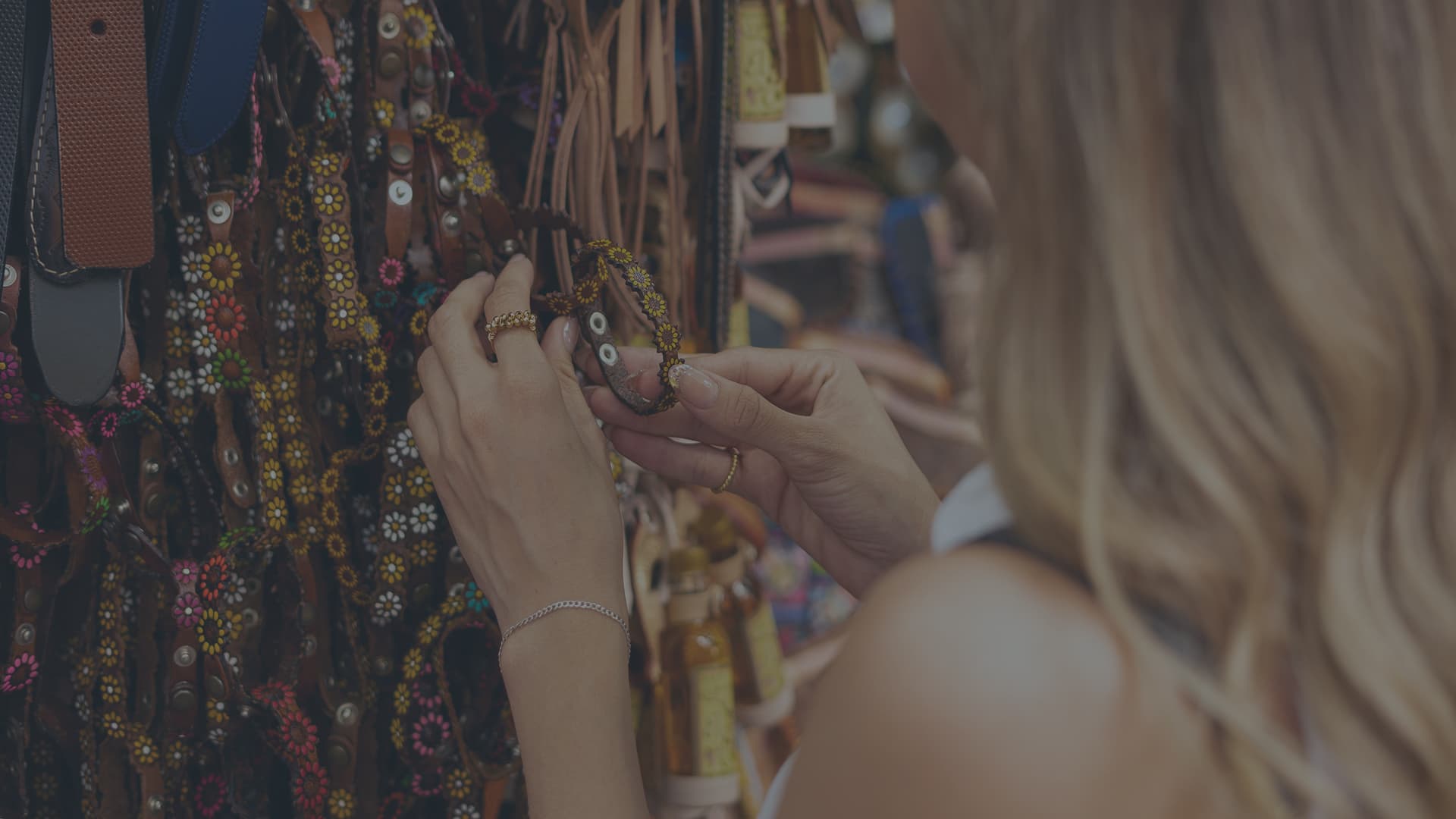 Nahaufnahme eines Mädchens, das einen Marktstand betrachtet