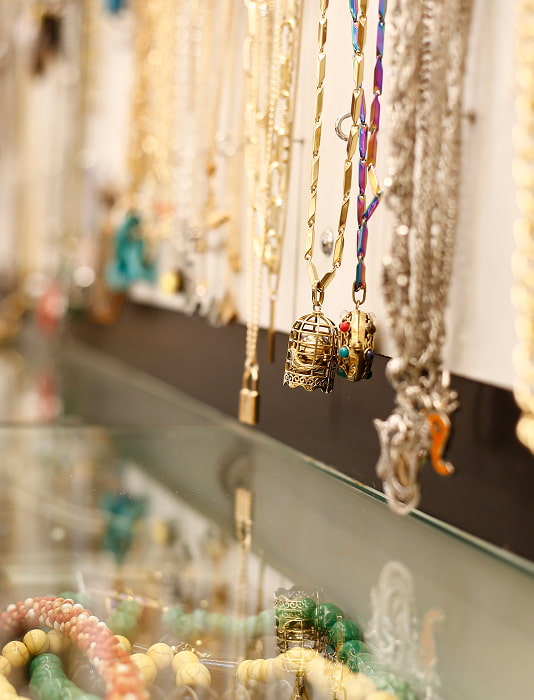 Colgantes de una tienda del bulevar