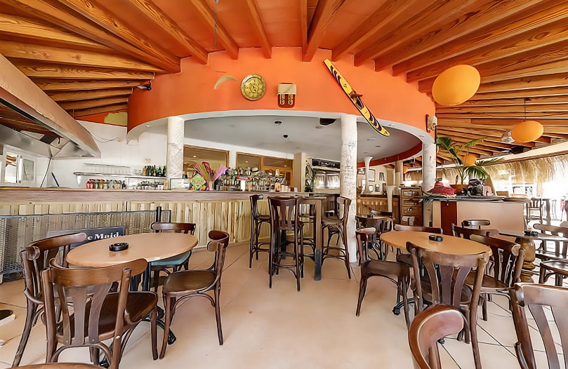 Interior del Cocktail Bar Waikiki, de estética ecléctica