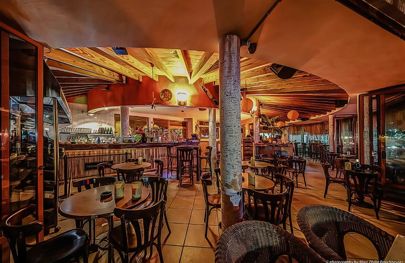 Vista nocturna del interior del Cocktail Bar