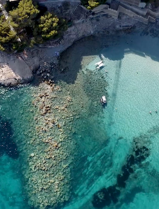 Vista en picado de un fragmento del mar de Paguera