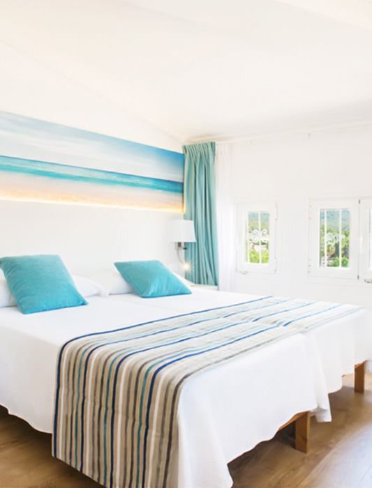 Habitación abuhardillada del hotel