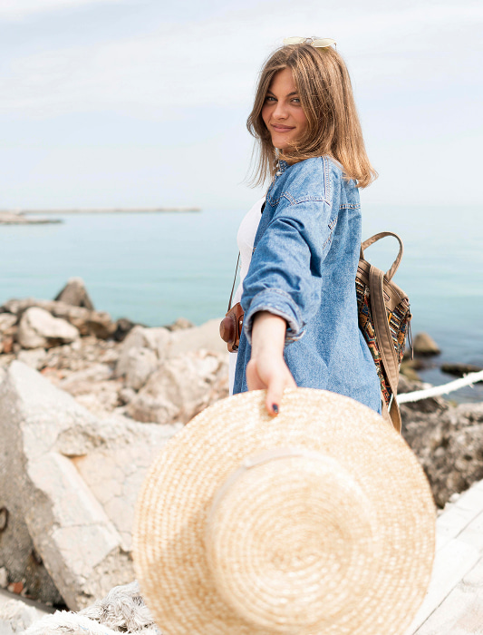 Mujer joven paseando cerca del mar