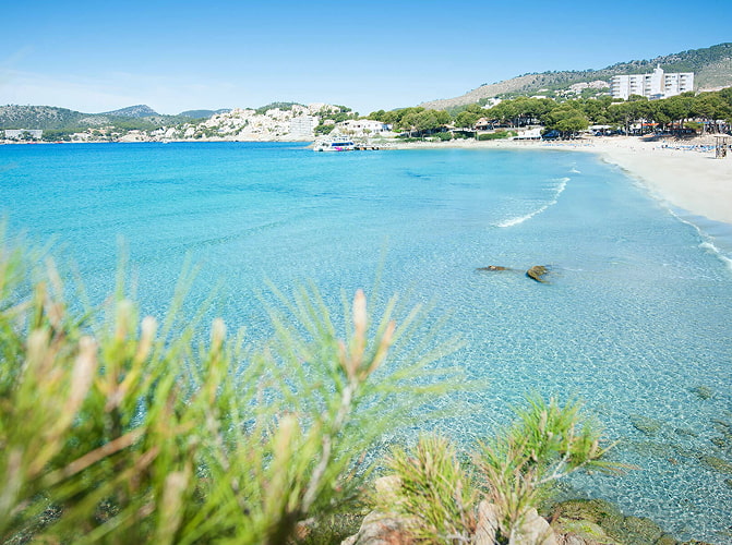 Vista de la playa Torá de agua azul turquesa