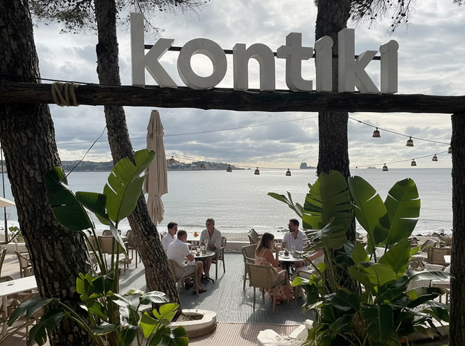 Terraza del Beach club Kontiki con vistas al mediterráneo