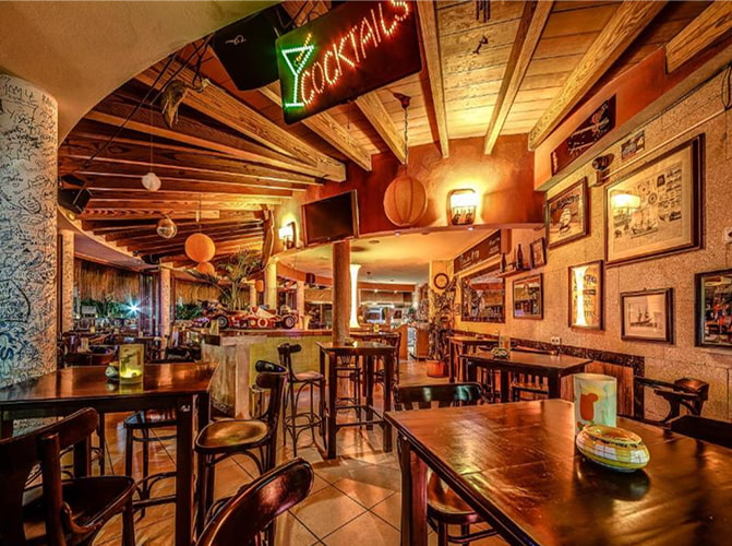 Interior del Waikiki Bar