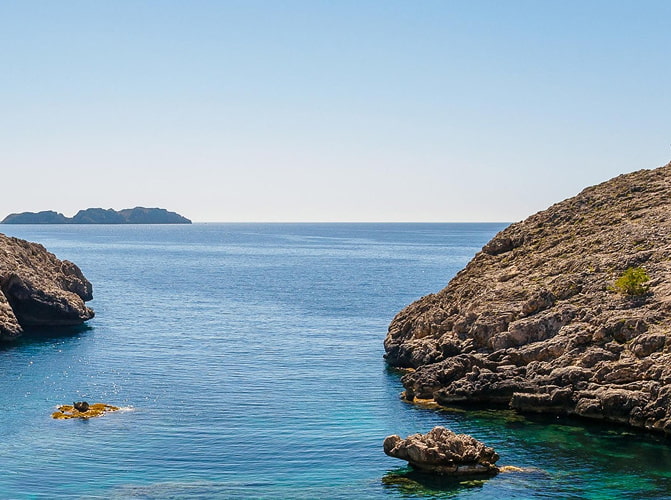 Blick auf das Meer und die Felsen von Cala en Basset