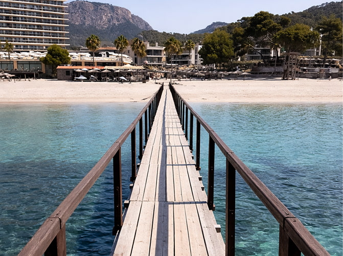 Holzsteg im Wasser von Cap de Mar