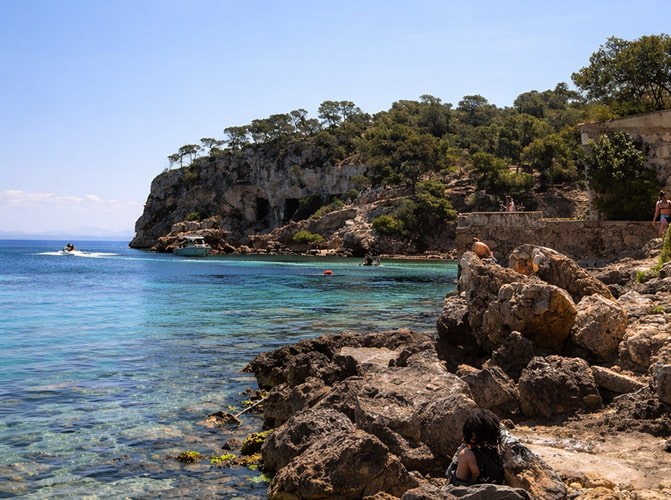 Bucht mit Bergen, Vegetation und türkisfarbenem Wasser