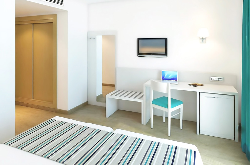 Habitación Comfot con Balcón Detalle de la zona de escritorio de la habitación, con espejo de cuerpo entero y mini nevera