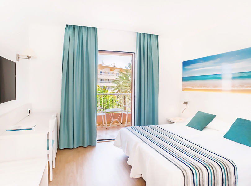 Habitación Doble con Balcón_Balcón Balcón con mesa y dos sillas, visto desde el interior de la habitación.