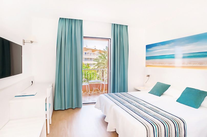 Habitación Doble con Balcón Habitación con mobiliario blanco y detalles en tonos azules