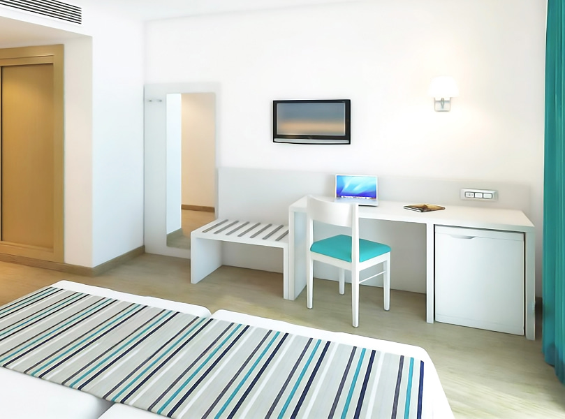 Vista Mar Lateral_Escritorio Vista lateral de la habitación, donde se ve el escritorio,el espejo de cuerpo entero, mini nevera y TV colgada en la pared.